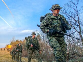 Soldados do Exército da Coreia do Sul marchando em fila pelas Montanhas Baekdudaegan, durante uma jornada de treinamento intenso.