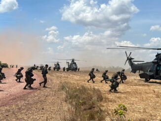 Militares desembarcando de helicópteros durante a Operação Atlas 2025 em região de campo aberto.