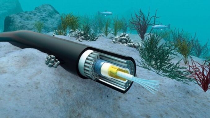 Cabo submarino sendo instalado no fundo do oceano, simbolizando a infraestrutura digital que conecta a África a outras regiões do mundo.