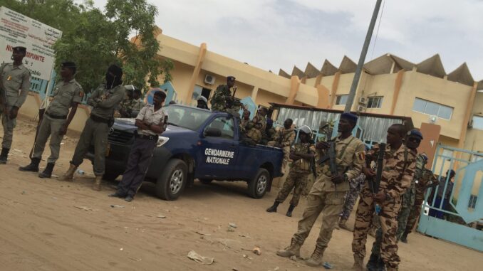 Gendarmes em N’Djamena durante crise política Gendarmes chadianos armados em frente ao tribunal de N’Djamena durante a detenção de líderes da sociedade civil.