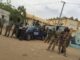 Gendarmes chadianos armados em frente ao tribunal de N’Djamena durante a detenção de líderes da sociedade civil.