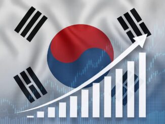 Bandeira da Coreia do Sul ao fundo com gráfico de barras ascendentes e seta indicando crescimento econômico.