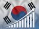 Bandeira da Coreia do Sul ao fundo com gráfico de barras ascendentes e seta indicando crescimento econômico.