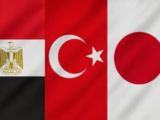 Bandeiras do Egito, Turquia e Japão lado a lado sobre um fundo texturizado, representando cooperação internacional.