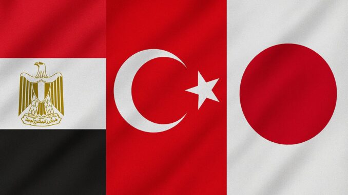 Bandeiras do Egito, Turquia e Japão lado a lado sobre um fundo texturizado, representando cooperação internacional.