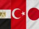 Bandeiras do Egito, Turquia e Japão lado a lado sobre um fundo texturizado, representando cooperação internacional.
