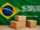 Bandeiras do Brasil e da Arábia Saudita lado a lado, com três caixas de exportação empilhadas à frente, simbolizando o comércio internacional de carne de aves entre os dois países.