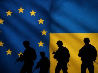 Silhuetas de soldados armados diante da fusão das bandeiras da União Europeia e da Ucrânia, simbolizando apoio militar europeu a Kiev.