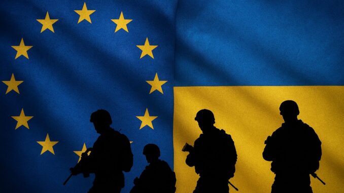 Silhuetas de soldados armados diante da fusão das bandeiras da União Europeia e da Ucrânia, simbolizando apoio militar europeu a Kiev.