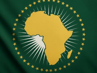 Mapa dourado da África cercado por raios brancos e uma coroa de estrelas douradas sobre fundo verde, símbolo da União Africana.