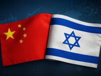 Bandeiras da China e de Israel lado a lado, simbolizando cooperação econômica e tecnológica entre os dois países em 2025.