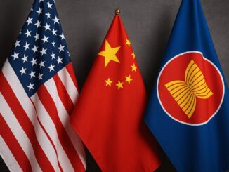 Bandeiras dos Estados Unidos, China e Associação das Nações do Sudeste Asiático (ASEAN) lado a lado sobre um fundo cinza escuro.