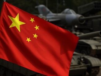Bandeira da China em destaque com tanques e jatos militares ao fundo, simbolizando a expansão militar e a exportação de armas chinesas.