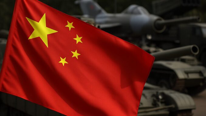 China no Jogo Global: O Poder das Armas e a Influência Militar em Expansão Bandeira da China em destaque com tanques e jatos militares ao fundo, simbolizando a expansão militar e a exportação de armas chinesas.