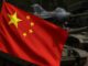 Bandeira da China em destaque com tanques e jatos militares ao fundo, simbolizando a expansão militar e a exportação de armas chinesas.