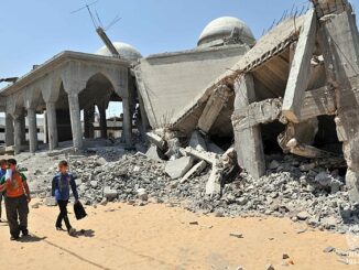Crianças andando perto de prédios destruídos em Gaza após ataques aéreos, mostrando a devastação urbana e o impacto civil do conflito.