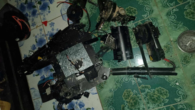 Fragmentos de drone abatido em região de conflito em Myanmar, evidenciando o uso de tecnologia europeia avançada em sistemas anti-jamming.