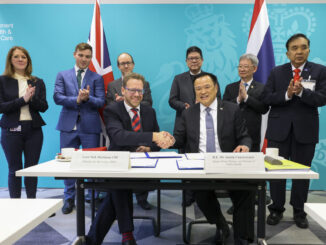 Lord Nick Markham e H.E. Sr. Anutin Charnvirakul assinam um memorando de entendimento no Departamento de Saúde e Assistência Social (DHSC) em Londres, 19 de janeiro de 2023.