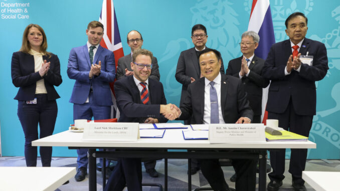 DHSC hospeda a assinatura de memorando de entendimento com a Tailândia. Lord Nick Markham e H.E. Sr. Anutin Charnvirakul assinam um memorando de entendimento no Departamento de Saúde e Assistência Social (DHSC) em Londres, 19 de janeiro de 2023.