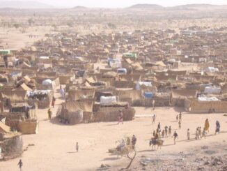 Campo de refugiados em Darfur, Chade, mostrando tendas e pessoas deslocadas em situação vulnerável.