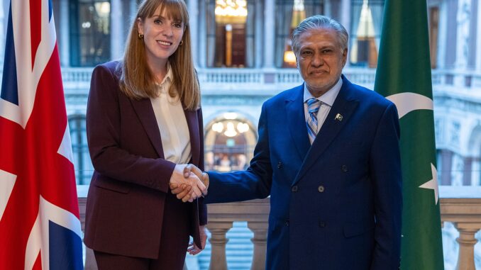 Ishaq Dar sendo recebido por Angela Rayner no Foreign Office em Londres, 2024
