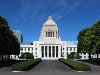 Prédio da Dieta Nacional do Japão visto de frente, com céu claro ao fundo, representando o governo japonês.