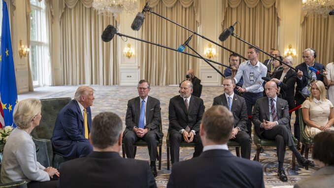 trump-von-der-leyen-acordo-ue-eua-turnberry-2025 Donald Trump e Ursula von der Leyen se reúnem em Turnberry, Escócia, julho de 2025.