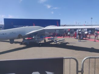 Drone Bayraktar Akinci exibido no Paris Air Show 2025