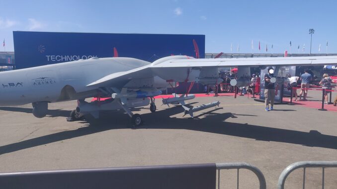 Drone Bayraktar Akinci em Destaque Drone Bayraktar Akinci exibido no Paris Air Show 2025