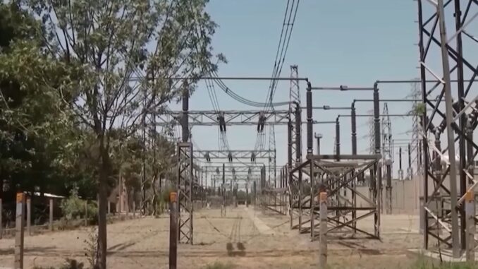 Infraestrutura elétrica no Irã, com subestações e linhas de transmissão, mostrando apagões generalizados durante a crise energética.