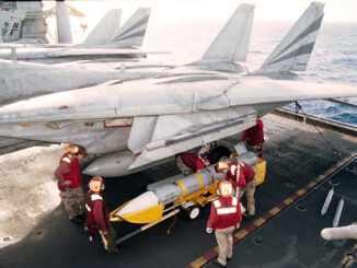 Míssil de longo alcance AIM-54 Phoenix sendo instalado em um caça F-14 Tomcat