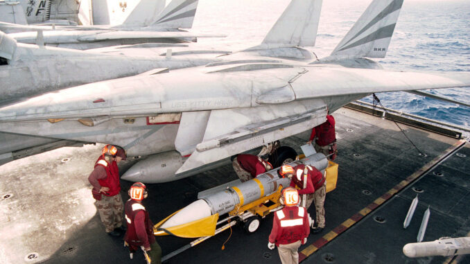 Míssil de longo alcance AIM-54 Phoenix sendo instalado em um caça F-14 Tomcat