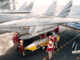 Míssil de longo alcance AIM-54 Phoenix sendo instalado em um caça F-14 Tomcat