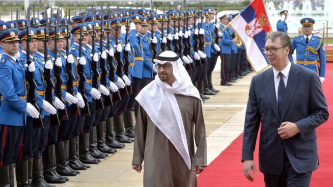 Visita Oficial do Presidente dos Emirados Árabes Unidos à Sérvia O Presidente sérvio Aleksandar Vučić recebe o Presidente dos Emirados Árabes Unidos, Sheikh Mohamed bin Zayed, durante cerimônia oficial em Belgrado, com guarda de honra ao fundo.