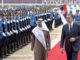 O Presidente sérvio Aleksandar Vučić recebe o Presidente dos Emirados Árabes Unidos, Sheikh Mohamed bin Zayed, durante cerimônia oficial em Belgrado, com guarda de honra ao fundo.