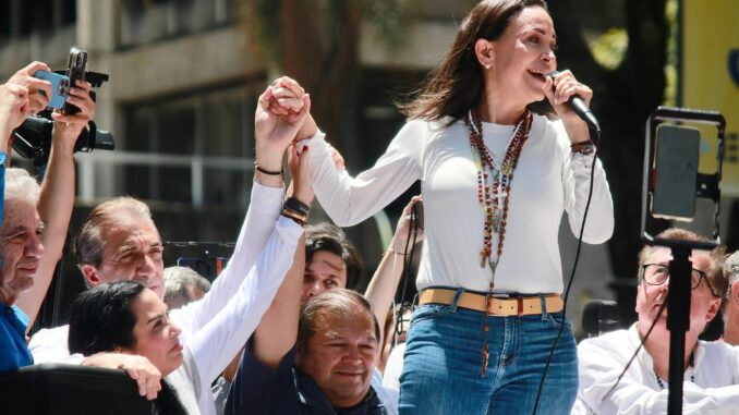 María Corina Machado Lidera Manifestação em Caracas María Corina Machado ergue a mão de apoiadores durante discurso em manifestação política em Caracas, 28 de agosto de 2024.