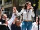 María Corina Machado ergue a mão de apoiadores durante discurso em manifestação política em Caracas, 28 de agosto de 2024.