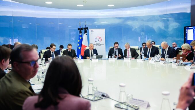 Governo francês em ação: apoio à população de Mayotte Reunião no Centro Interministerial de Crise da França para decisões de apoio aos Mahorais