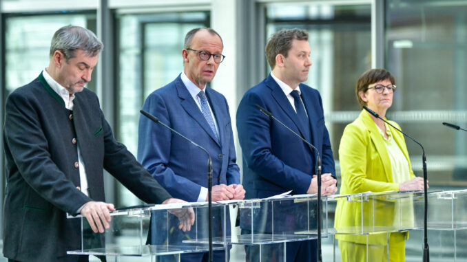 Alemanha fecha acordo por estabilidade e crescimento Quatro líderes políticos alemães em coletiva de imprensa, em 8 de março de 2025, após negociações exploratórias entre CDU, CSU e SPD.