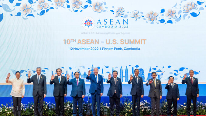 Líderes da ASEAN em Cúpula Diplomática Internacional Líderes dos países da ASEAN posam para foto oficial durante a cúpula EUA–ASEAN em Washington, 2022