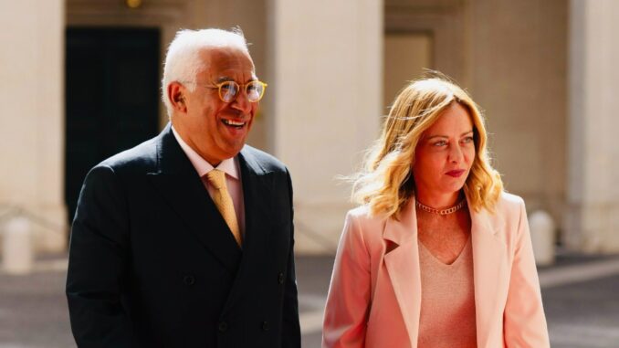 Encontro de Meloni e António Costa no Palazzo Chigi – Junho 2025 Giorgia Meloni e António Costa caminham lado a lado sobre tapete vermelho no pátio do Palazzo Chigi, durante reunião oficial em Roma, junho de 2025.