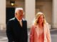 Giorgia Meloni e António Costa caminham lado a lado sobre tapete vermelho no pátio do Palazzo Chigi, durante reunião oficial em Roma, junho de 2025.