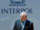 Presidente Luiz Inácio Lula da Silva discursando na sede da Interpol, França, com destaque para expressão facial e gestos durante o discurso.