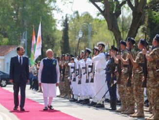 Cerimônia de boas-vindas oficial em Chipre, com o primeiro-ministro indiano Narendra Modi e autoridades locais inspecionando guarda de honra militar.