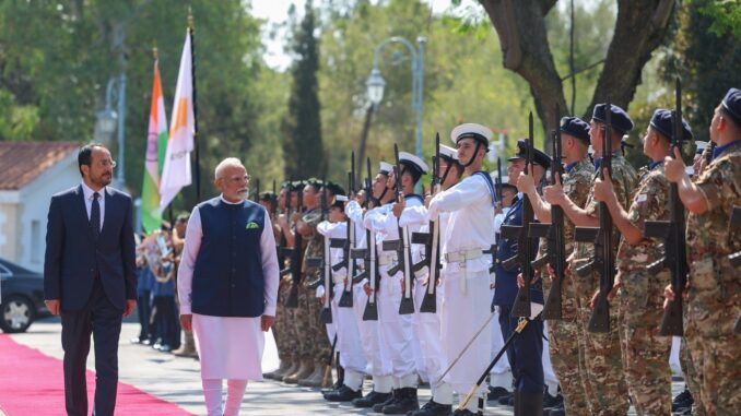 Visita oficial de Narendra Modi a Chipre com honras militares Cerimônia de boas-vindas oficial em Chipre, com o primeiro-ministro indiano Narendra Modi e autoridades locais inspecionando guarda de honra militar.