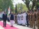 Cerimônia de boas-vindas oficial em Chipre, com o primeiro-ministro indiano Narendra Modi e autoridades locais inspecionando guarda de honra militar.