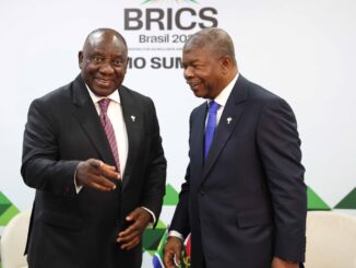Presidente Cyril Ramaphosa da África do Sul e presidente João Lourenço de Angola conversando sorridentes durante a Cúpula do BRICS Brasil 2025.