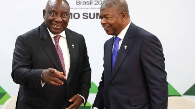 Presidente Cyril Ramaphosa da África do Sul e presidente João Lourenço de Angola conversando sorridentes durante a Cúpula do BRICS Brasil 2025.