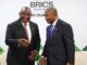 Presidente Cyril Ramaphosa da África do Sul e presidente João Lourenço de Angola conversando sorridentes durante a Cúpula do BRICS Brasil 2025.