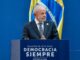 Presidente Luiz Inácio Lula da Silva discursa em reunião internacional de alto nível, com bandeira do Brasil ao fundo.
